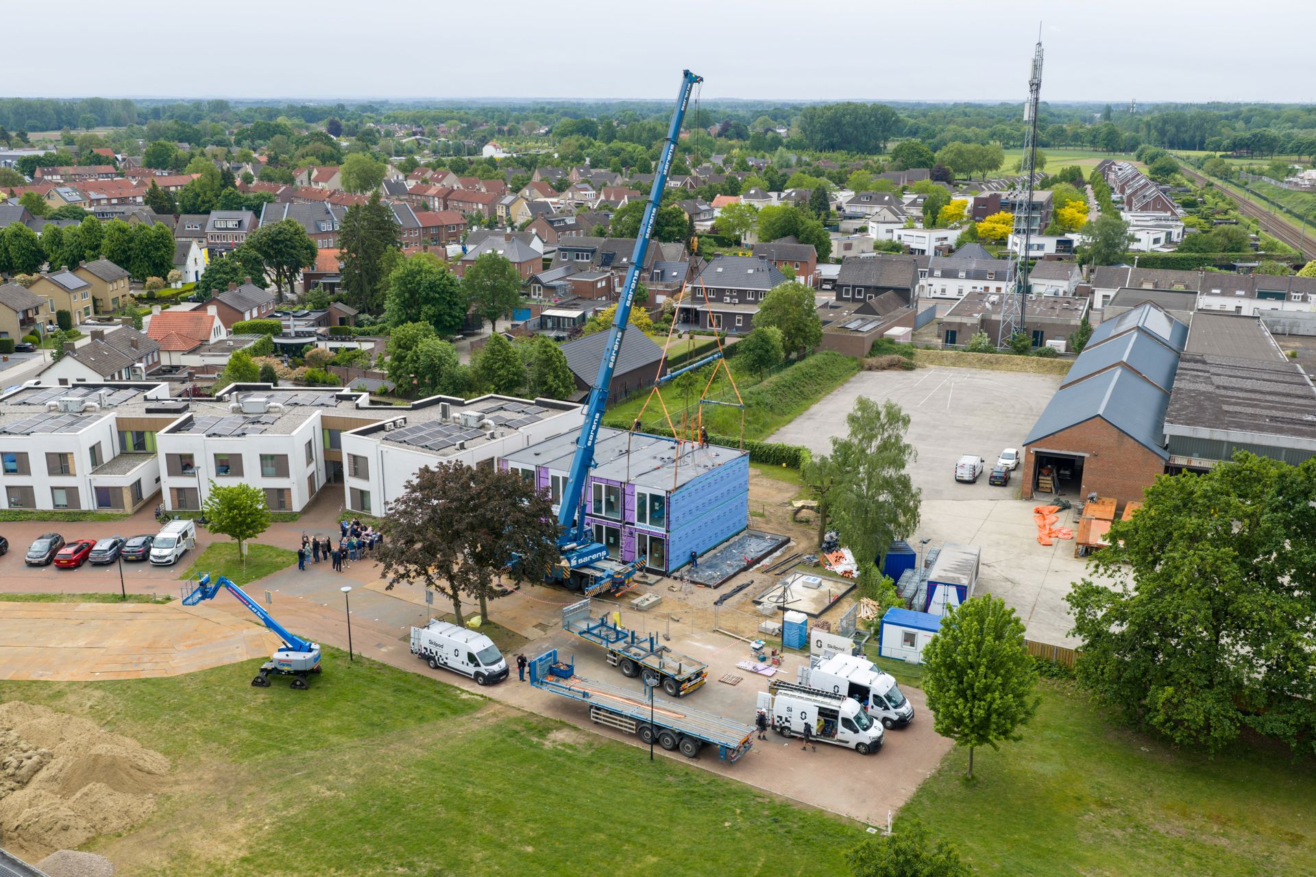 Overzichtsfoto van het bouwproject met hijskranen